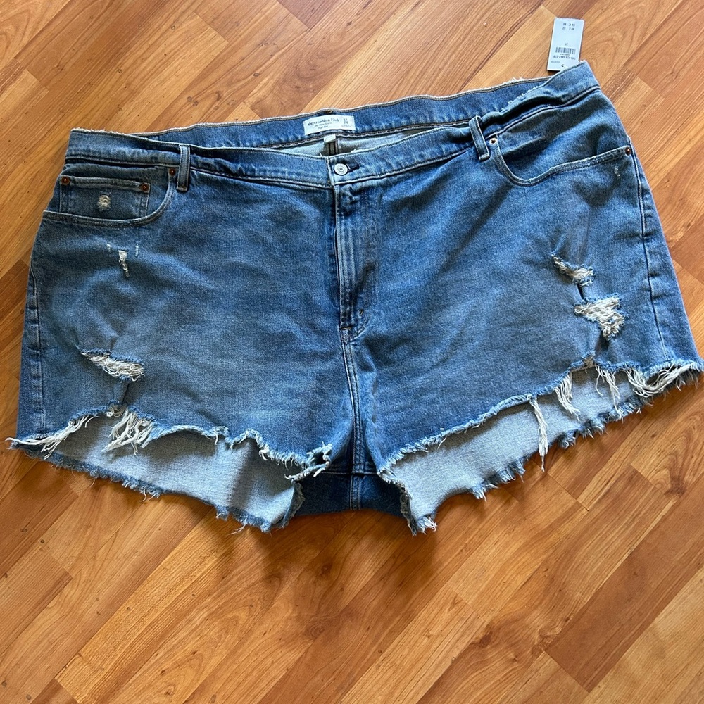 Abercrombie & Fitch Curve Love High Rise Mom denim shorts - size 24 (37)